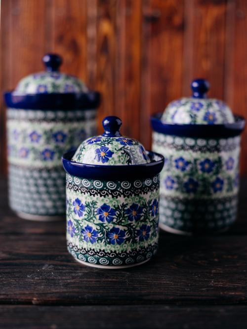 trzy pojemniki z przykrywką chabry