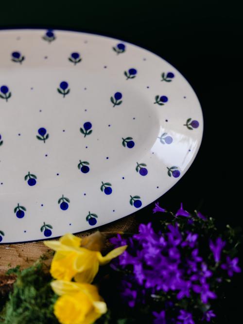 Zbliżenie na brzeg ceramicznego półmiska.