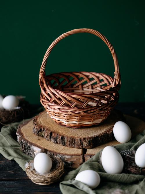 koszyczek wielkanocny z wikliny