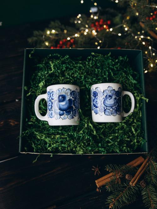 zestaw prezentowy z kubkami z fajansu