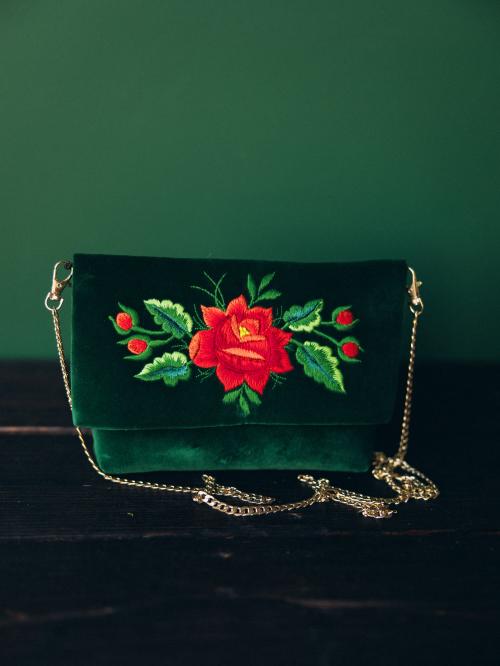 kopertówka haftowana zielona na zielonym tle