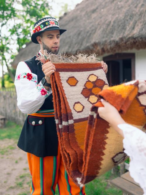 kilim w dłoniach