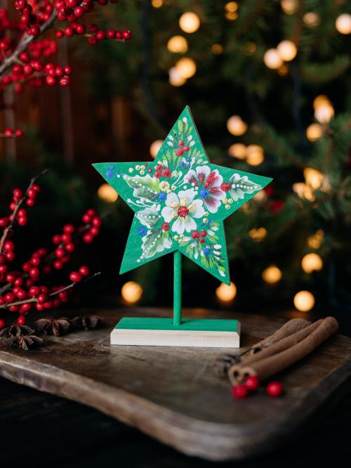 zielona gwiazdka na tle choinki