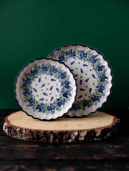 Forma do pieczenia tarty Wianek na tle większej formy