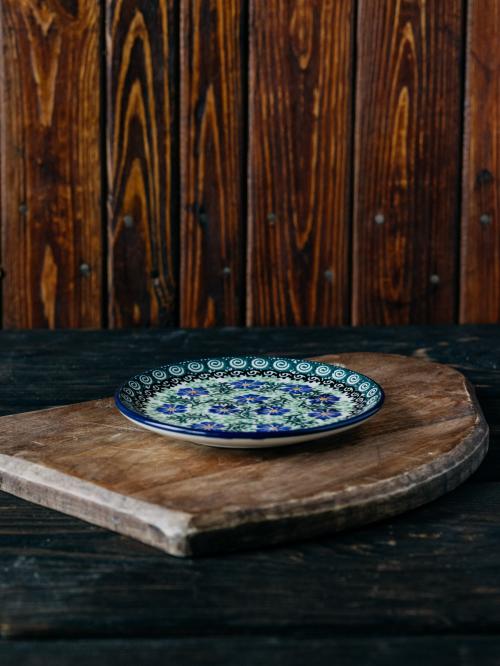 talerz chabry na drewnianym tle