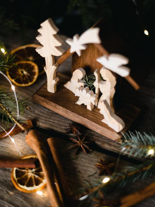 Szopka od góry wśród suszonej pomarańczy i cynamonu.