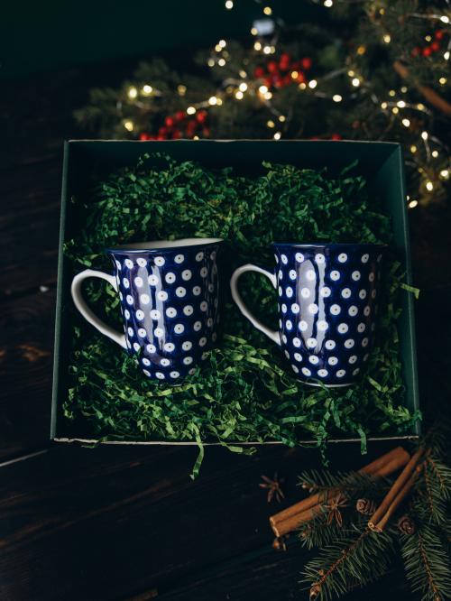 zestaw dwóch dużych kubków w groszki