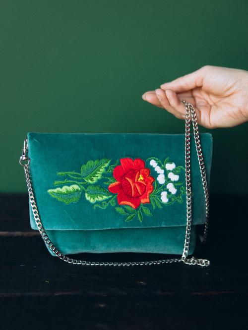 kopertówka haftowana z łańcuszkiem