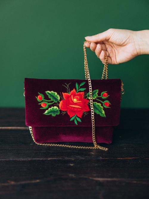 kopertówka haftowana bordowa z łańcuszkiem