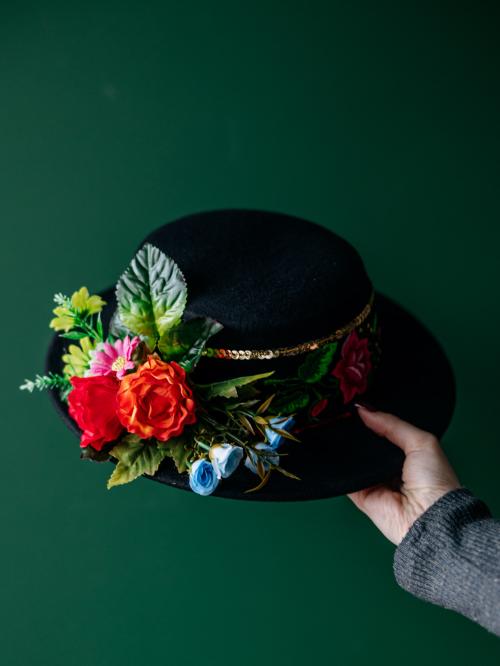 kapelusz łowicki na tle zielonej ściany