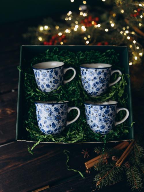 zestaw czterech filiżanek łąka