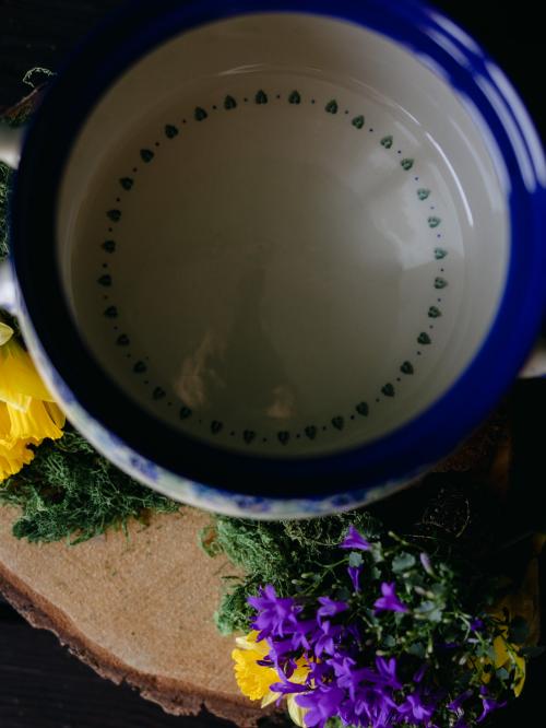 Zbliżenie na wzór wewnątrz ceramicznej wazy.