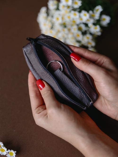 Rozsunięte etui w dłoniach.