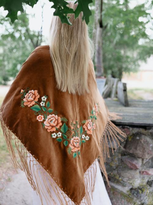 chusta haftowana aksamitna brązowa