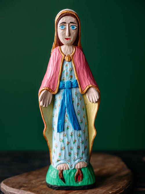 Matka Boska w różowej szacie stojąca na drewnie