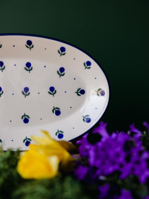 Zbliżenie na brzeg ceramicznego półmiska.