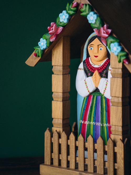 kapliczka z łowicką Maryją w jasnym odcieniu drewna