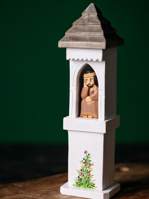 biała kapliczka z Jezusem