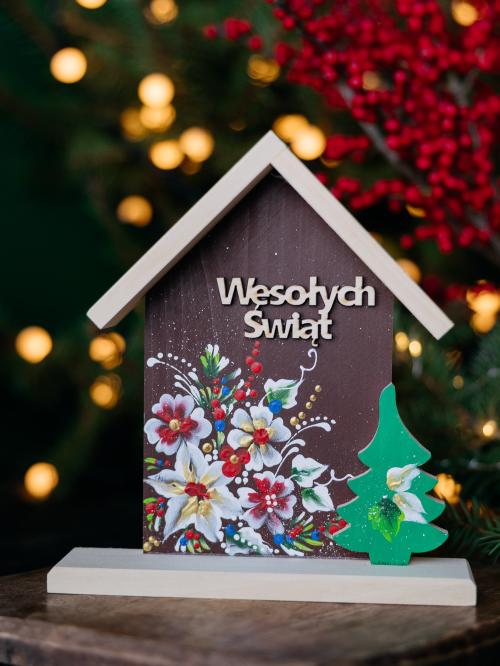 drewniany domek świąteczny brązowy