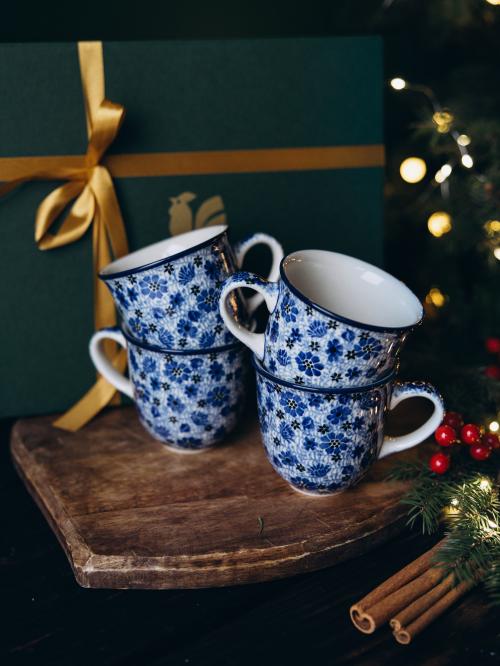 zestaw kubków na tle pudełka prezentowego