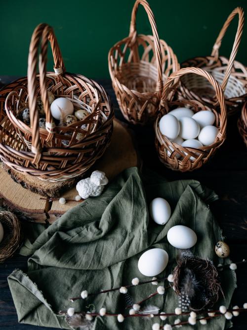 różne wielkości koszyków wiellaknocnych