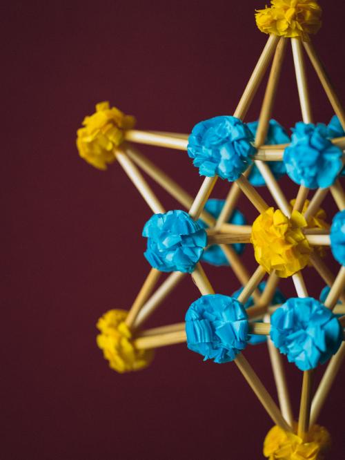 mini pająk żółto-niebieski  na bordowym tle