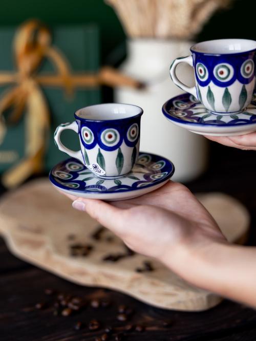 filiżanki espresso pawie oko w dłoniach