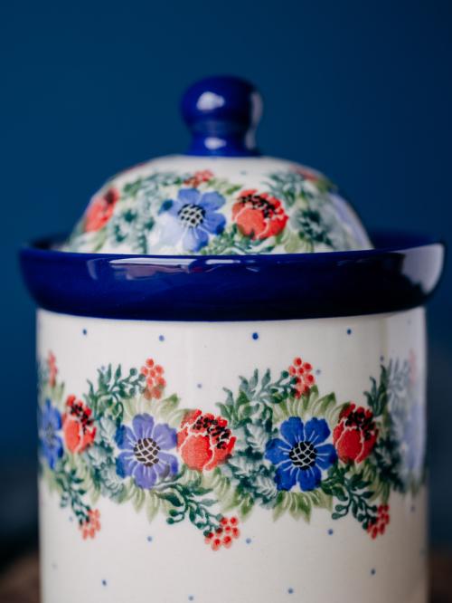 pojemnik wianek z makami  na niebieskim tle