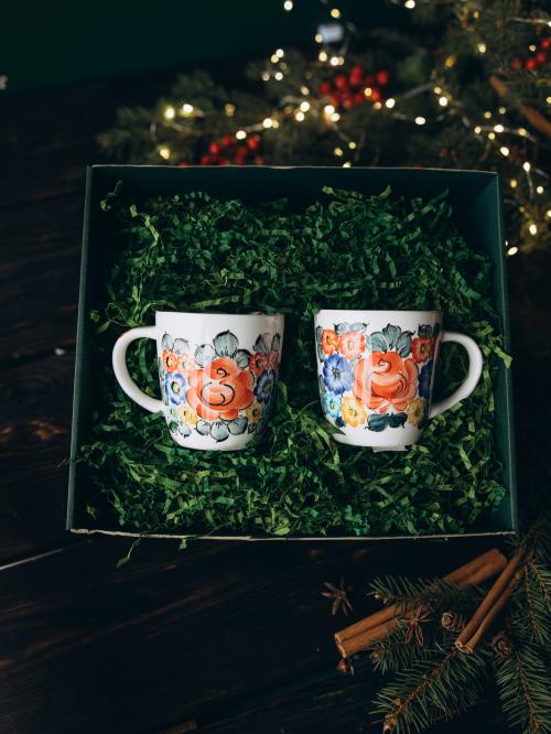 zestaw prezentowy dwóch kubków z kolorowym wzorem z fajansu