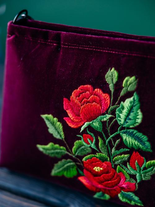 torba z czerwonymi różami