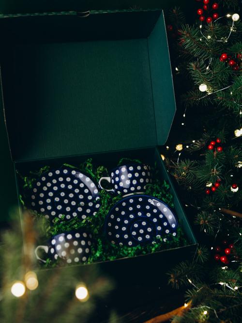 zestaw prezentowy kubów  obok choinki