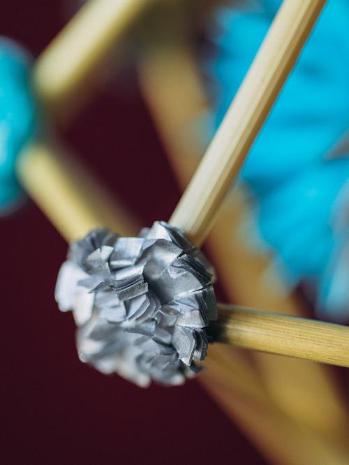 zbliżenie na kwiatki z bibuły