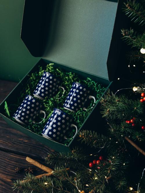 zestaw czterech kubków wywijanych małych groszki