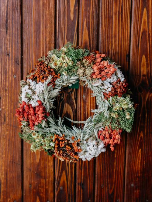 suszony wianek pomarańcz i biel na brązowym tle