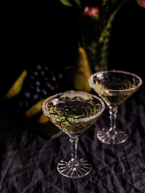 Dwa kieliszki do martini aranżacja od góry