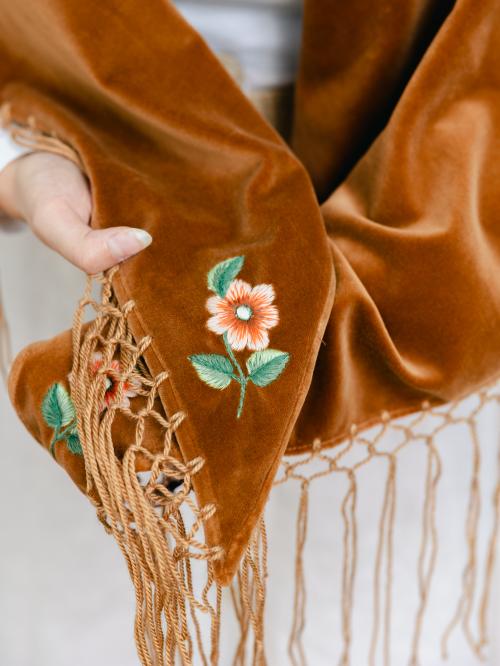 chusta haftowana aksamitna brązowa zbliżenie