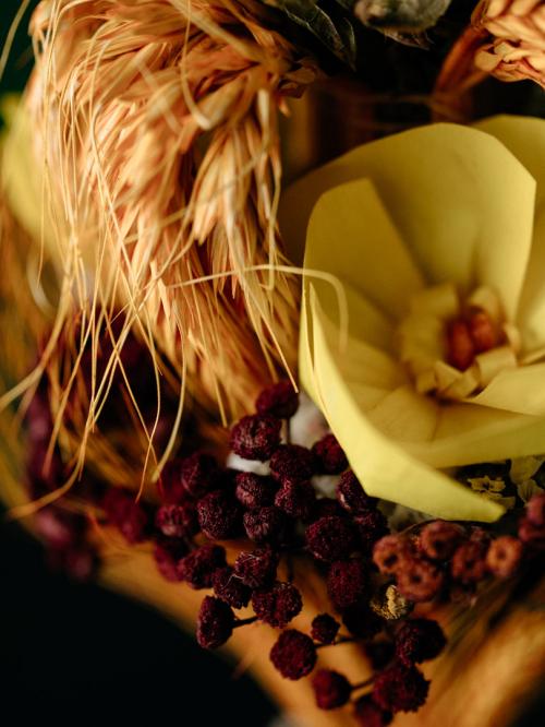 palma z pomarańczowymi kłosami