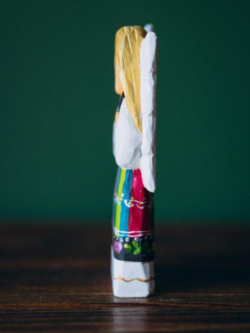 anioł w łowickim pasiaku bokiem