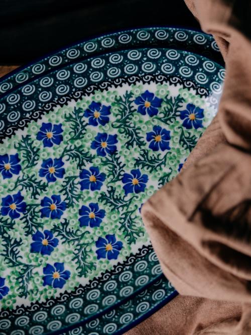 średni półmisek leżący na dużym