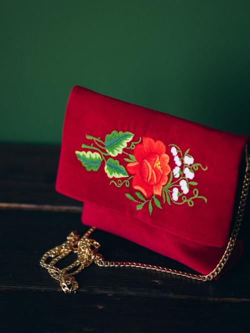 Haftowana kopertowka bordowa zdjęcie z góry