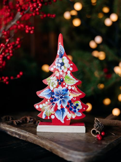 drewniana choinka czerwona na tle światełek