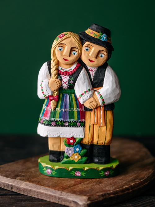 rzeźbiona para łowicka na zielonym tle