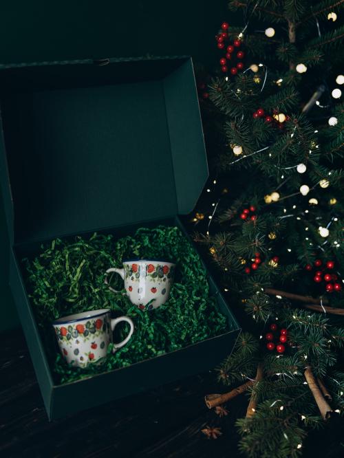 zestaw prezentowy na tle choinki