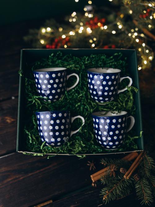 zestaw czterech kubków filiżankowych  groszki