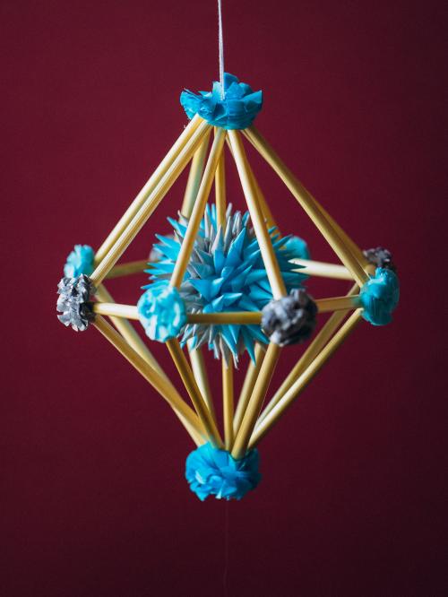 pająk diament niebieski na bordowym tle