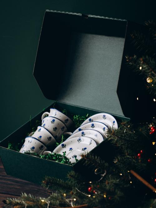 zestaw czterech filiżanek jagódki w pudełku