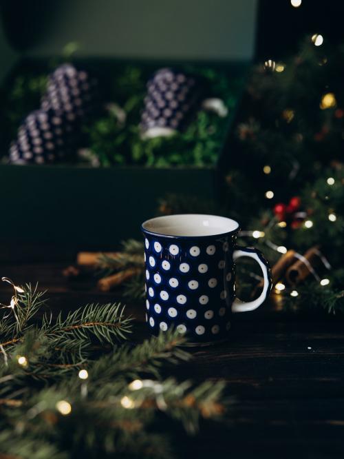 zbliżenie na wywijany mały kubek