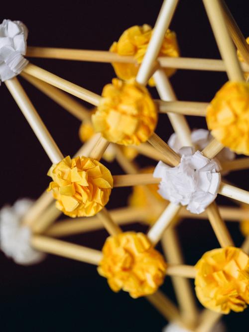 zbliżenie na kwiatki z bibuły