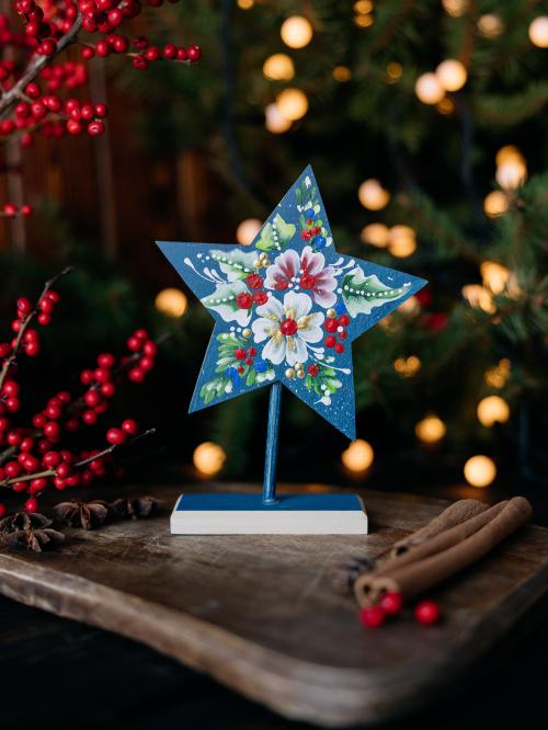 drewniana mała gwiazdka granatowa na tle choinki