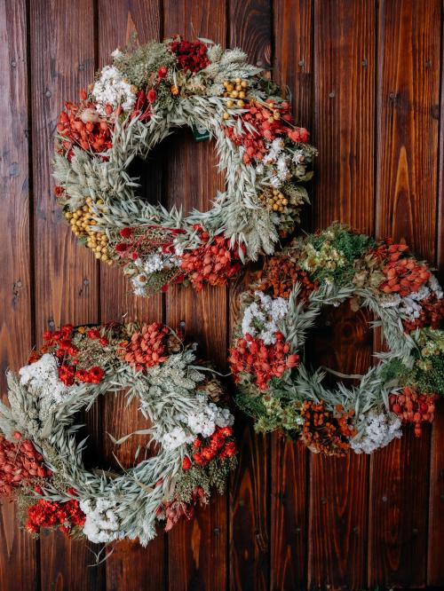 trzy suszone duże wianki pomarańczowo-białe